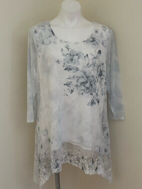 SONG N SPIRIT White & Blue Light Gray Floral Sequence Lace-Trim Tunic Top Sz XL.